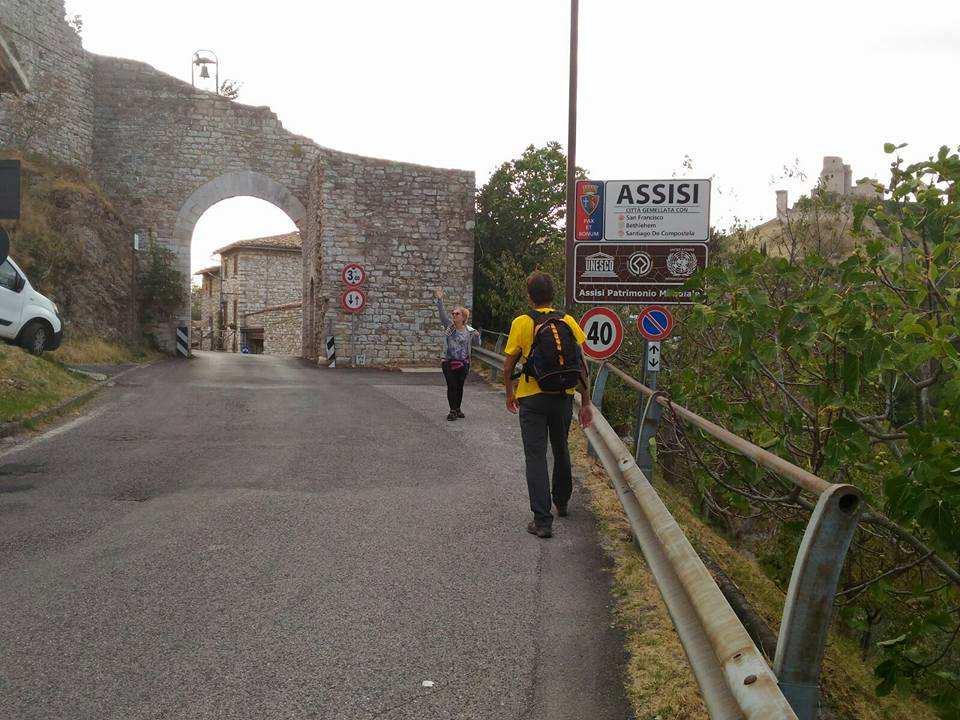 Giorno 5 Nocera Umbra - Assisi Partenza a piedi dall albergo, e passando per la stazione di Nocera, cominciamo a salire verso la rocca di Postignano, lungo il sentiero di San Francesco morente.