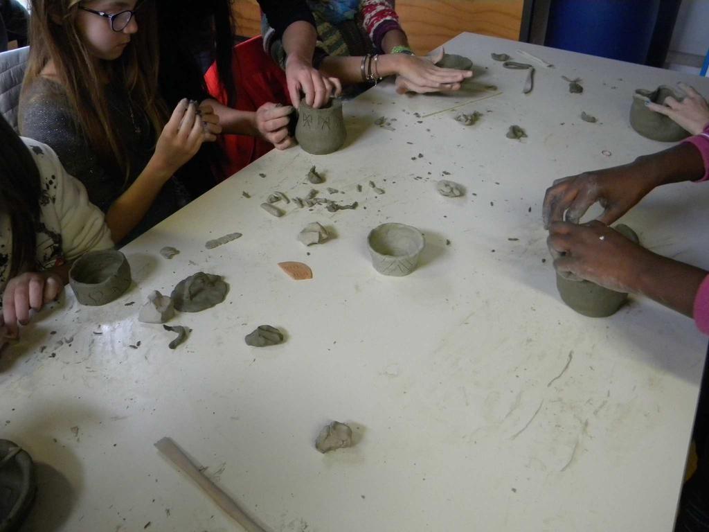Apprendisti ceramisti I ragazzi, partendo dall osservazione di reperti, sono guidati ad analizzarne e riconoscerne le caratteristiche, quindi a capire come l argilla sia stata un materiale utilizzato