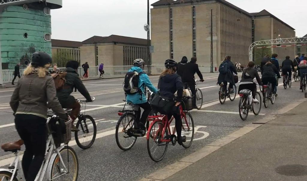 SAFETY IN NUMBERS Raddoppiando i ciclisti il rischio per km si riduce del 34% mentre se questi si dimezzano il