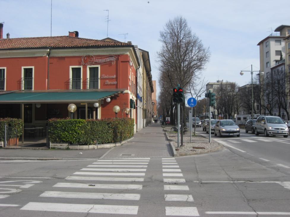 E possibile aggiungere anche la segnaletica orizzontale di attraversamento ciclabile, seppure impropriamente poiché non esiste la corrispondente