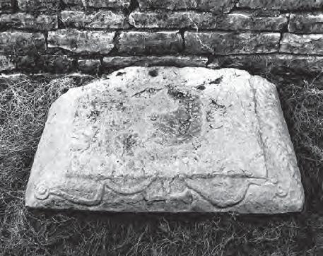 Hadrianopolis II. Risultati delle indagini archeologiche 2005-2010 Giace capovolto sul piano dell aditus maximus Ovest del teatro.
