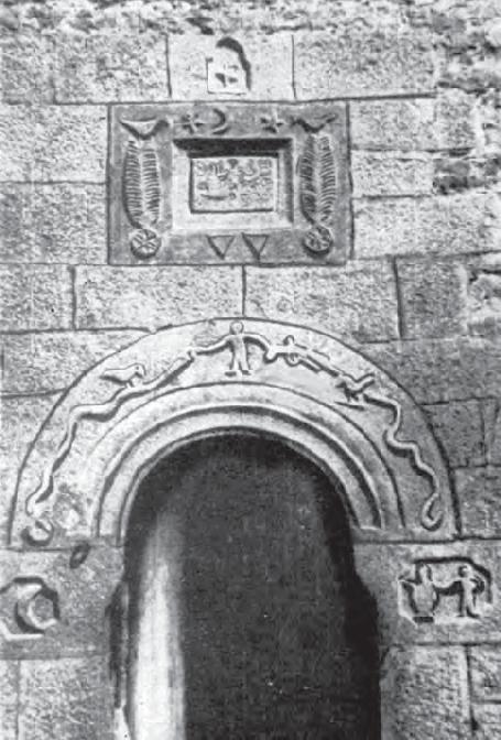 Imposta di pilastro Fig. 259. - Macukull (Mat), estradosso dell arco d ingresso di una torre decorato con il motivo dei serpenti (Tirta 1982, p. 120, fig. 1).