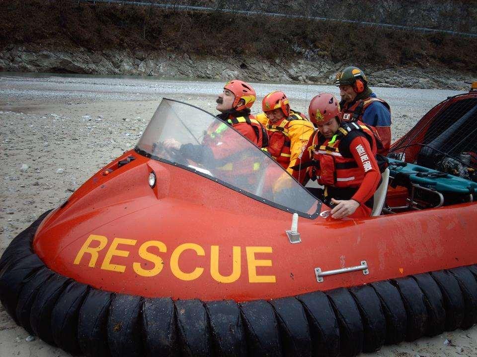 SOCCORRITORI CON HOVERCRAFT