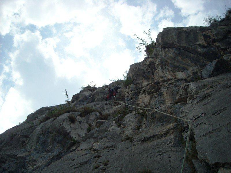 Undicesimo tiro Disclaimer L'alpinismo su roccia e ghiaccio è un'attività potenzialmente pericolosa se non praticata con adeguata prudenza e cognizione di causa.