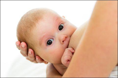 L allattamento al seno esclusivo nei primi sei mesi di vita produce dei vantaggi incomparabili per la salute delle donne e dei