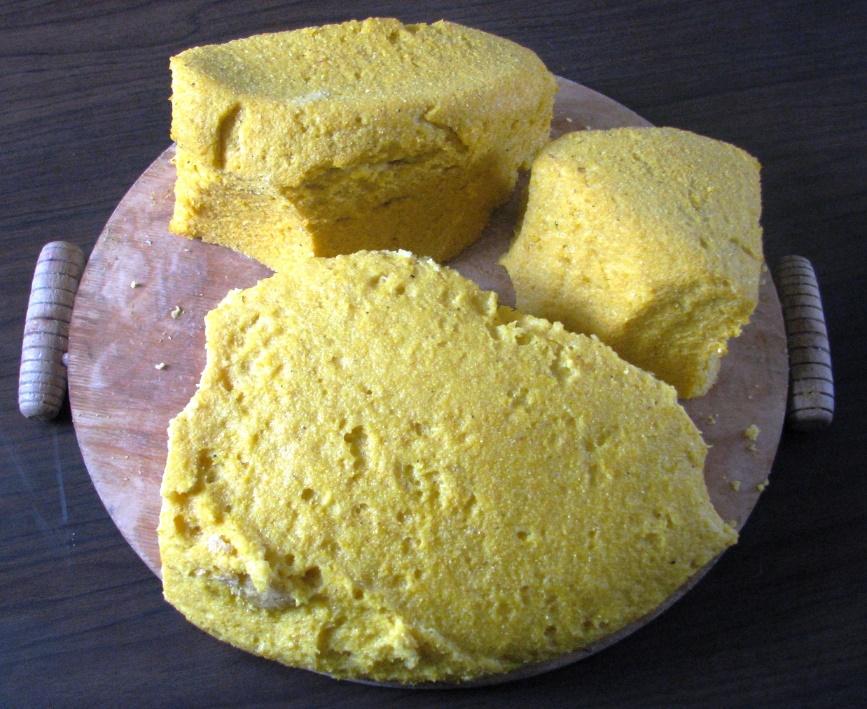 FARINA E POLENTA Prodotto tipico Lombardo, specialmente begamasco, è la polenta. Essenzialmente per la sua preparazione la materia prima è il granoturco.