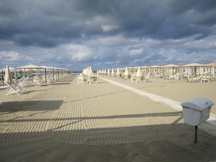 SPIAGGIA Si accede alla passerella centrale in piano. La passerella in pvc è larga 100 cm e conduce alla prima fila di ombrelloni.