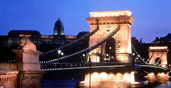primo della Sissi ponte città. ed stabile è l'unico sul Danubio.