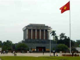 Nel pomeriggio inizieranno la visita di Ha Noi: il Mausoleo di Ho Chi Minh dove giace imbalsamato (visita dell esterno), la Pagoda ad Unica Colonna Chua Mot Cot che era ed è