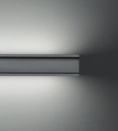 Il profilo accoglie lampade fluorescenti T5 con possibilità di luce in biemissione sia