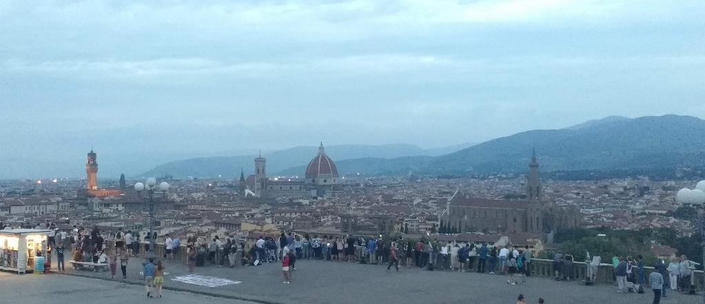 Piazzale Michelangelo, offre una visuale completa della città e del fiume Arno, è una tappa obbligatoria per i turisti e per i cittadini.