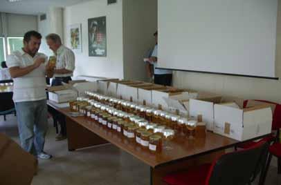 Un criterio col quale scegliere un barattolo di miele è quindi anche in base all origine del prodotto, verificando in etichetta il paese d origine e il produttore preferendo Miele Italiano <<PAESE DI