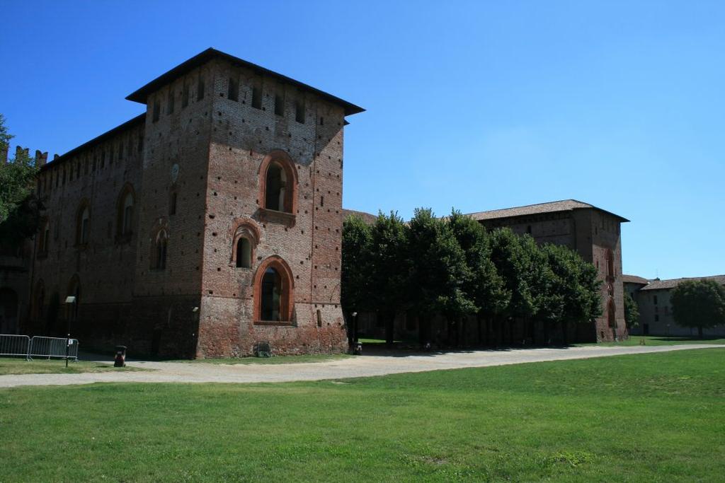 visitabili con guida per la prima volta in assoluto. Il Viaggiatore Magazine Palazzo Ducale Cortile Interno, Vigevano La Falconiera era invece l edificio destinato all allevamento dei falchi da preda.