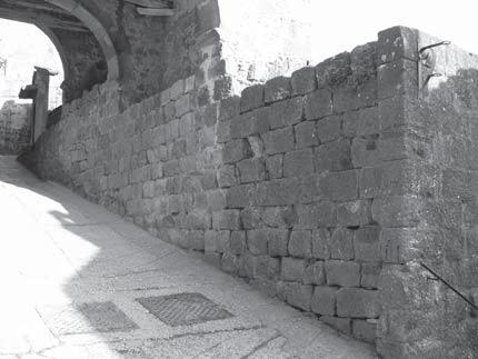 Prospetto Particolare 3 Aree intonacate: Sì corsi non orizzontali e paralleli pietre spaccate pietre sbozzate La muratura non presenta aperture originali per le fasi medievali.