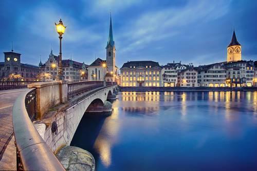 Due terzi degli 8,4 milioni di abitanti del paese si concentrano sull'altipiano, dove si trovano le maggiori città: Zurigo, Ginevra, Basilea, Losanna, Berna, Winter thur, Lucerna e San Gallo.