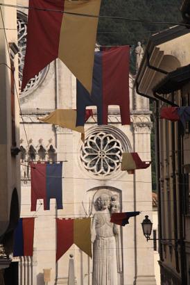 00 sul Sagrato del Duomo il gruppo Danze in cerchio si