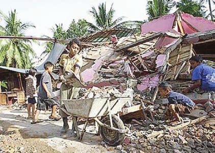 fuerte, enfocando nan esfuerzo na hiba ayudo na sobrevivientenan den pueblo y colinanan den e parti west di Indonesia, a pesar cu nan ta wordo obstaculiza pa yobidanan torencial.