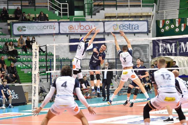 EMMA VILLAS SIENA-ACQUA FONTEVIVA MASSA 3-0 (25-20; 25-22; 25-19) La squadra di coach Juan Manuel Cichello ottiene una bella vittoria al PalaEstra La Emma Villas Siena vince bene il derby toscano