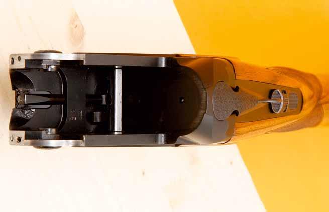 1 La bascula in acciaio 18NiCrMo5 del sovrapposto Fabarm Axis S&H. Sul fondo corre l asta di caricamento dei cani, brunita nera, vicino allo scudo il tassello trasversale in acciaio.