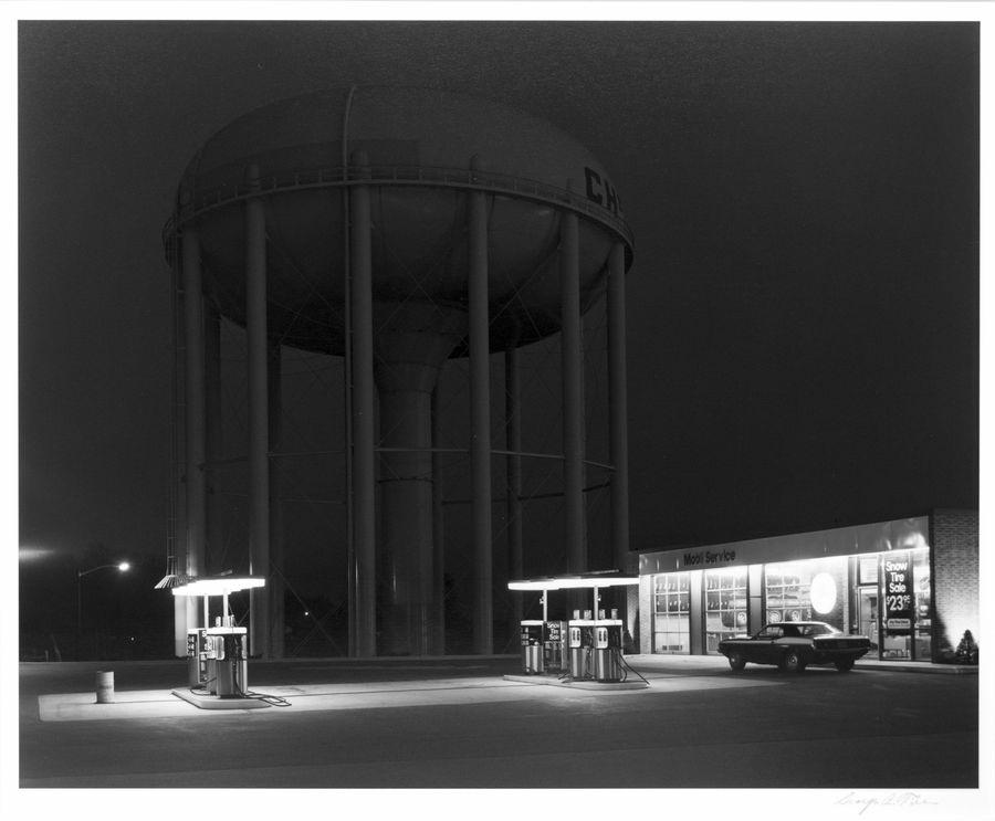 George Tice (Newark 1938) Petit's Mobil Gas Station, C herry Hill, New Jersey, 1974 Stampa alla gelatina e sali d'argento montata su cartoncino originale stampata il 3 Dicembre 1993 cm 39 x 48,9