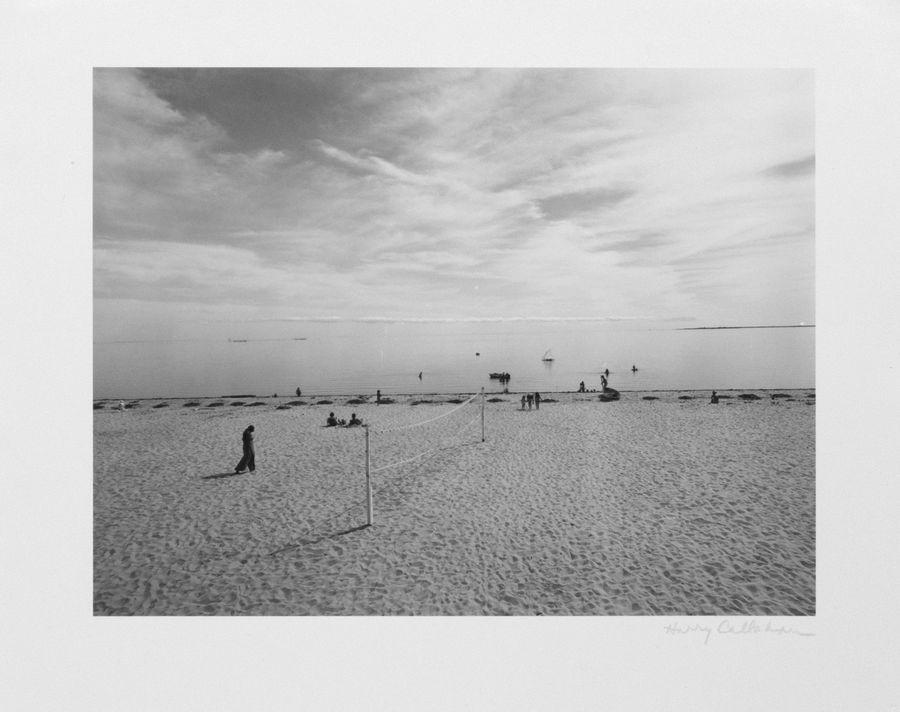 Harry Callahan (Detroit 1912 A tlanta 1999) Provincetown beach, Cape Cod, 1972 Stampa alla gelatina e sali d'argento cm 15,2 x 20 immagine cm 20,3 x 25,2 foglio Stampata negli anni'70
