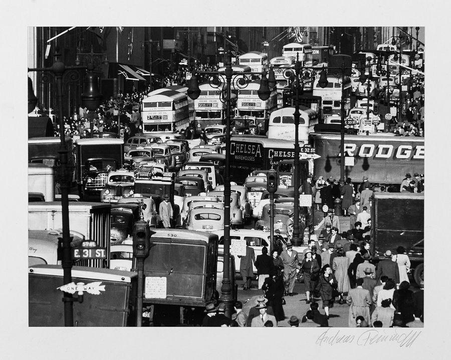 A ndreas Feininger (Parigi 1906 New York 1999) Traffic on Fifth Avenue, New York, 1950 Stampa alla gelatina e sali