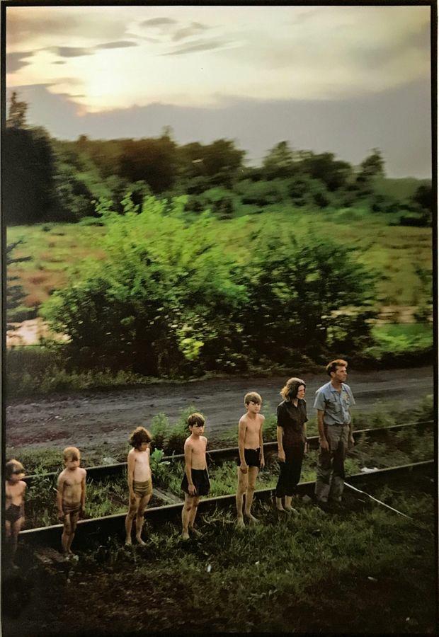 Paul Fusco (Massachussetts 1930) RFK Funeral train, 1968 Stampa ai pigmenti di colore su carta HP cm 30,5 x 20,9 immagine cm 39 x 30 foglio