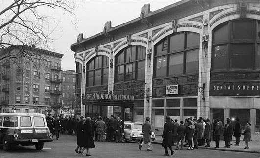 Nel febbraio 1965 la casa dove abitava nel Queens, un sobborgo di New York, fu assaltata con armi da