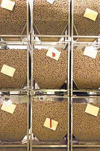 Cosa facciamo Assicurata la provenienza del sughero, prende il via la fase di stagionatura e bollitura cui segue una rigida selezione della materia semilavorata.