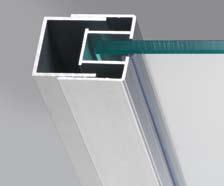 La particolare molatura del bordo del vetro permette di ottenere una superficie in cui il profilo in alluminio risulta a filo con il