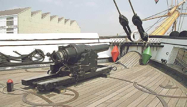 Uno splendido esempio di questo sistema sono i due cannoni Armstrong da 110 libbre montati sulla HMS Warrior; varata nel 1860. La Warrior fu la prima nave corazzata britannica.