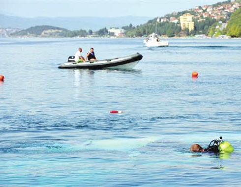 Segun polis di Ohrid y testigonan, e boto a bay fondo den solamente tres minuut na un lugar cu no mas cu 20 meter di profundidad.