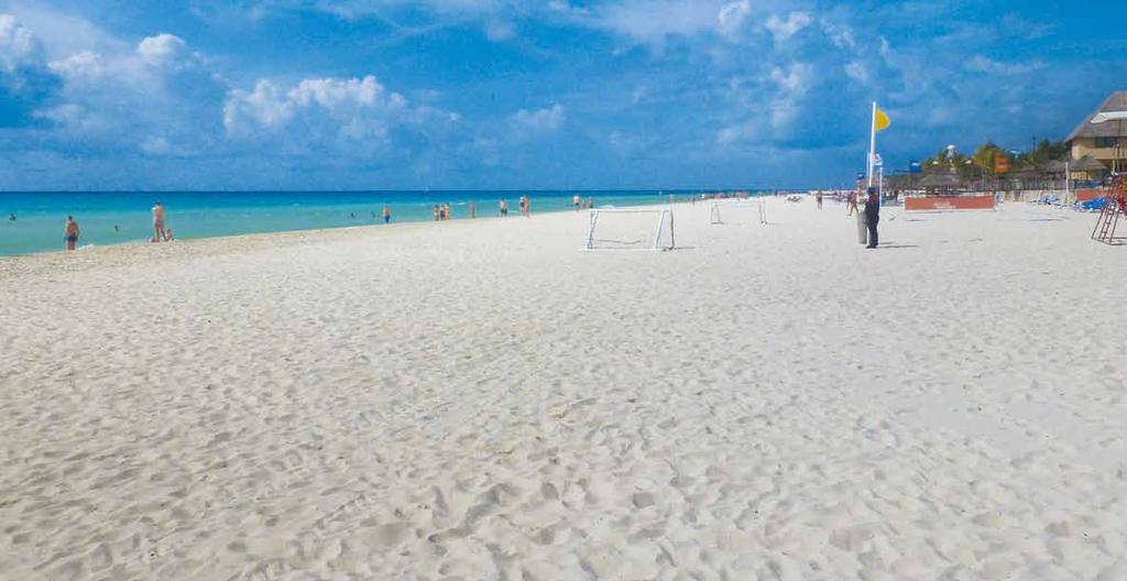 verso la spiaggia. La direzione italiana conferisce servizi ed atmosfera particolarmente accoglienti e gradevoli. L aeroporto di Cancun dista circa 60 km.