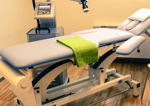 Cos è CrioUltrasuono è un innovativa apparecchiatura elettromedicale che sfrutta la sinergia di 2 tecniche terapeutiche consolidate: crioterapia e ultrasuonoterapia.