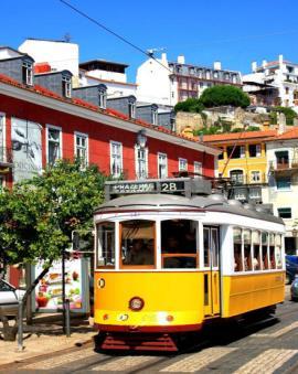 15, incontro con la guida, sistemazione in autopullman e partenza per Porto. Arrivo e visita guidata per una breve panoramica della città.
