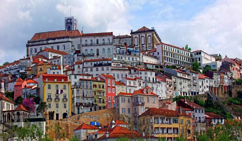 cattedrale barocca e varie vestigia romane, tra cui la Fonte do Ídolo, fontana romana dedicata a un dio pagano. Pranzo libero e rientro ad Oporto per la scoperta della parte bassa della città.