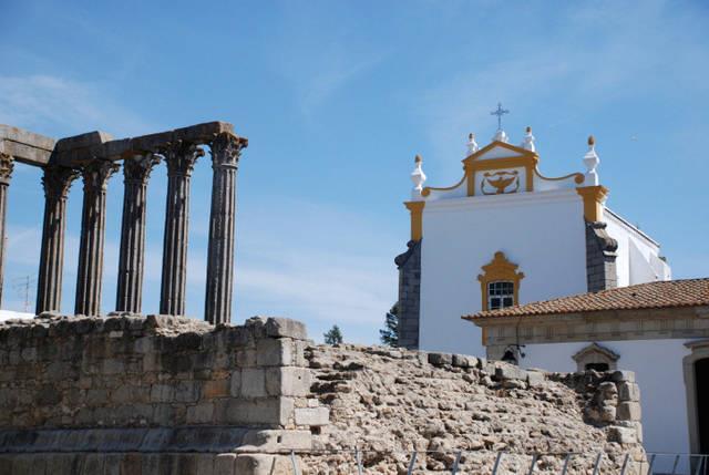 dalla Cattedrale, il principale luogo di culto cattolico della città, il quartiere dell Alfama è considerato il più autentico della città, e si snoda in un reticolo di vicoli e vicoletti che offrono