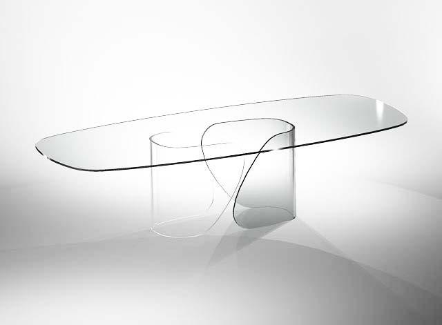 Da un disegno di Andera Lucatello è nato Embrace, una coppia di lastre di vetro da 19 millimetri curvate e
