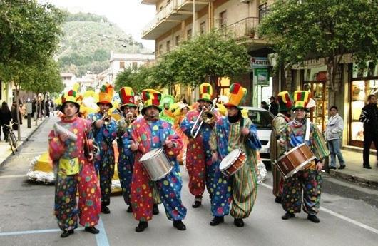 Show Carnival Parata itinerante Festosa parata di carnevale composta da: 10 qualificati