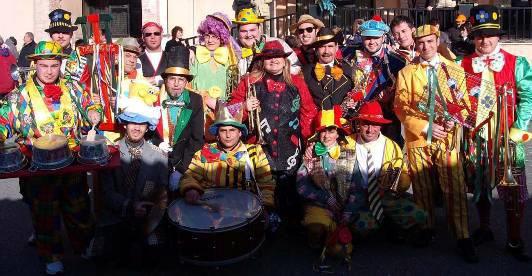 Gruppo Folk Comico/Bandistico Parata itinerante La band è formata da circa 30 elementi, con fantasiosi costumi