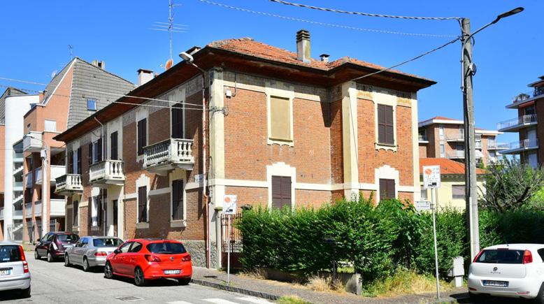 Via S. Salvatore luminoso alloggio di circa 114 mq con ingresso soggiorno, cucina, due camere, rip. tre balconi, bagno, cantina e solaio.