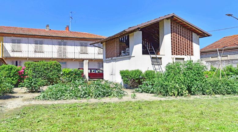 Classe energetica: E EPgl 189,14 Euro 85.000 VALENZA rif. 2498 Mq 96 Zona viale Santuario, appartamento ben tenuto posto al p.