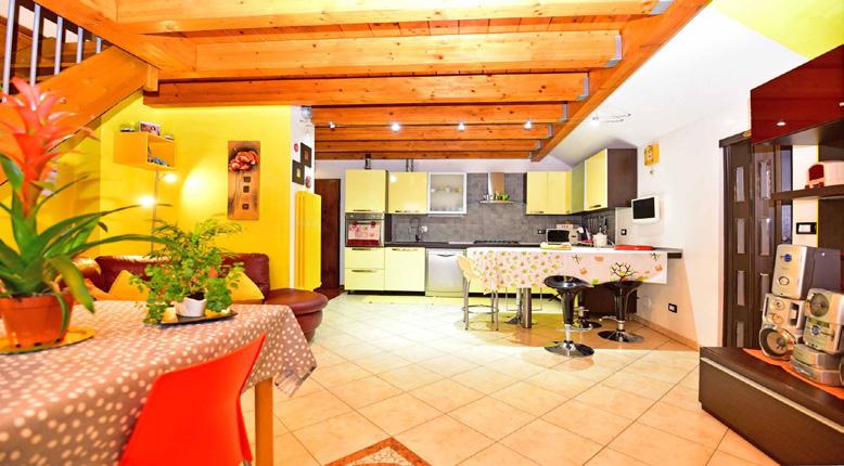 2394 Mq 150 Zona periferica, ideale come seconda casa, ingr. soggiorno con cucina a vista, camino termoventilato, bagno e due camere.