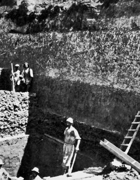 A 3. - Operai al lavoro nei primi decenni del XX secolo presso le cave di argilla ubicate in località Acqua dei Corsari (immagine tratta da Cipolla, 1931). 4.