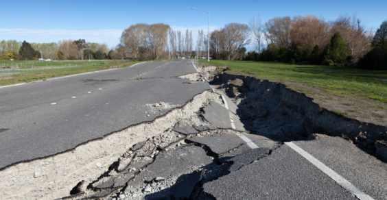 alla superficie della crosta terrestre, generando così un terremoto o sisma.