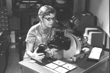 Vera (Cooper) Rubin (23 luglio 1928) è una astronoma americana pioniera nello studio delle curve di rotazione delle galassie.