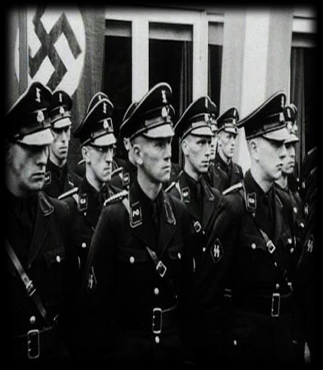 LE LEGGI ECCEZIONALI Le Leggi eccezionali nazificano la Germania e la trasformano in uno Stato totalitario. I sindacati vengono sostituiti dal Fronte del Lavoro.
