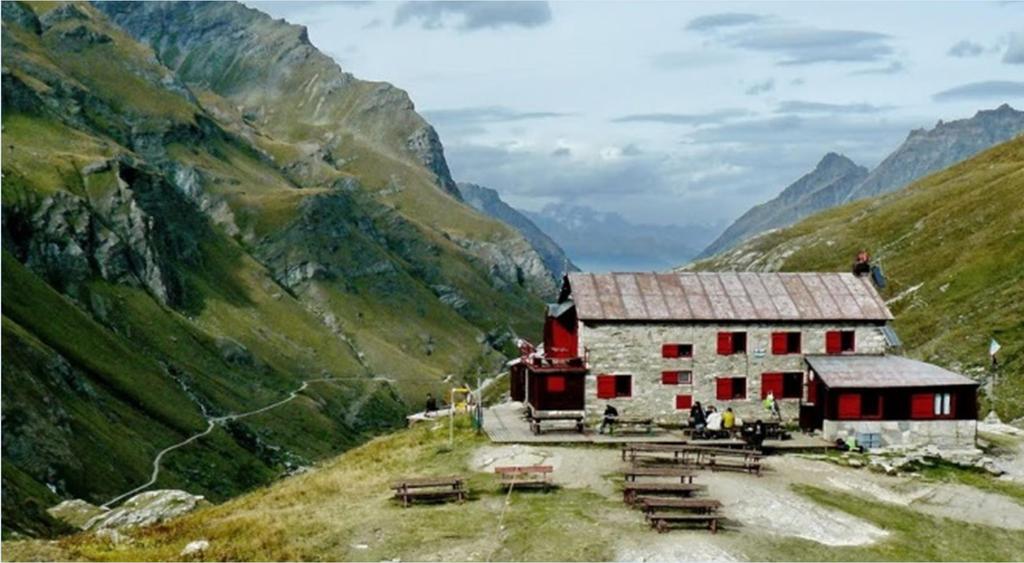 a tutti, con prati in fiore e cascate lungo l intero percorso.