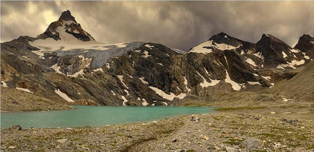 Per i più intraprendenti è possibile salire ancora e raggiungere il Lago della Goletta, di origine glaciale, immerso in pietraie