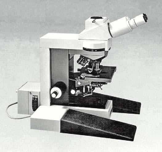 Fig. 3246 (a destra) Lo stativo base della serie 250-CF, introdotta dalla Zeiss di Jena dopo il 1982.